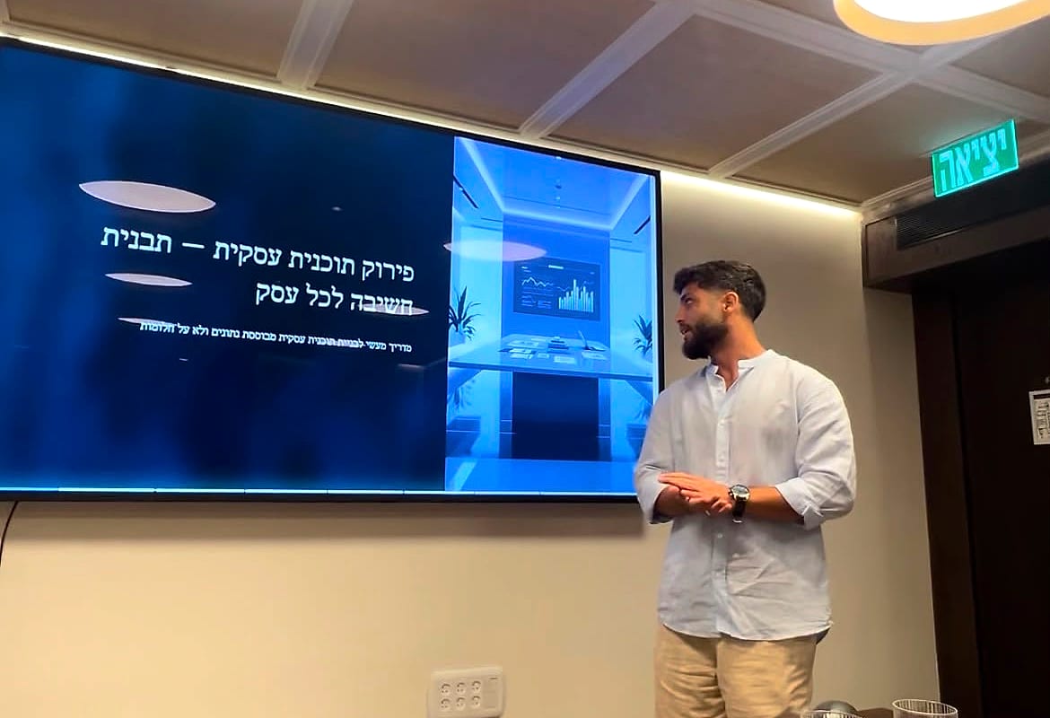 עידו ראם מרצה מול קהל, מייסד ושותף באוטומטה